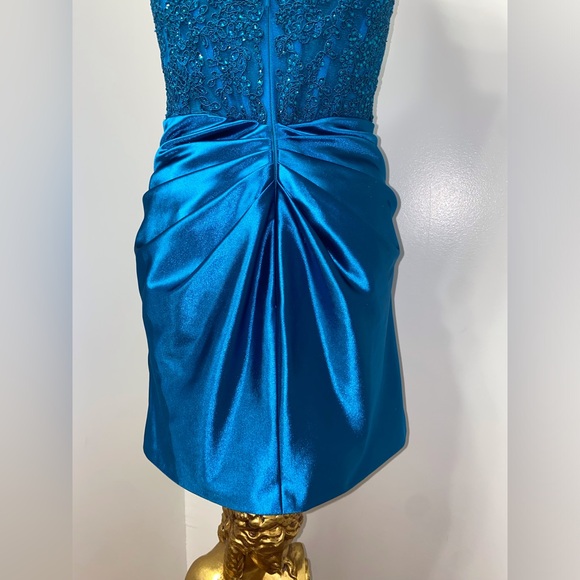 Strapless lace embellished corset fitted gown with keyhole - Picture 7 of 9